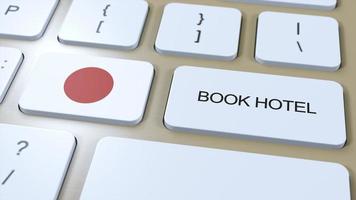 libro hotel en Japón con sitio web en línea. botón en computadora teclado. viaje concepto 3d animación. libro hotel texto y nacional bandera. 3d ilustración foto
