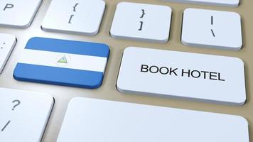 libro hotel en Nicaragua con sitio web en línea. botón en computadora teclado. viaje concepto 3d animación. libro hotel texto y nacional bandera. 3d ilustración foto