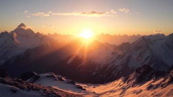 puesta de sol en el montañas. amanecer en el montañas. hermosa invierno paisaje, montaña paisaje a puesta de sol. panorámico ver de el montañas foto