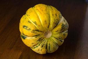 soplar, Cantalupo o cucumis meló, un tipo de melón encontró en Indonesia, con un de madera fondo, Cantalupo es a menudo usado a hacer bebidas durante el rápido mes de Ramadán foto