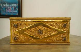 antiguo joyería caja, hecho de oro mezclado latón, el patrimonio de el yogyakarta palacio foto