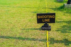 disparo línea, el línea de fuego ese es en el tiro al arco arena, a marca el disparo límite, en el verde césped campo foto