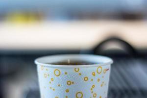 suave bebida en papel taza y rociado, en borroso fondo, selectivo atención en frío bebida y vaso foto