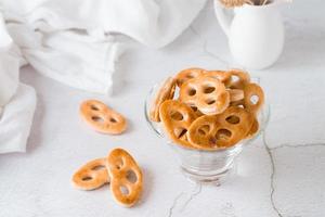 bávaro pretzels en un vaso cuenco en el mesa. bocadillo para rápido alimento. de cerca foto