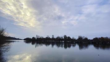 il fiume acqua nel francoforte Germania video