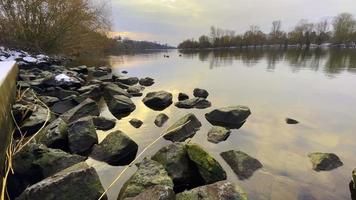 de rivier- water en rotsen in winter video