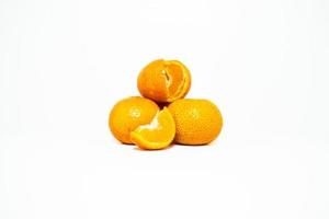 un foto después algunos ediciones un rebanada y pila de naranjas en aislado blanco antecedentes.