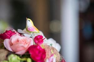 un falso pájaro y vistoso Rosa flor en maceta foto