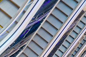 escaleras mecánicas modernas en el centro comercial foto