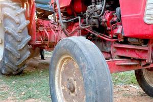 rojo tractor. el concepto de trabajo en un campos y agricultura industria. foto