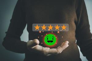 cliente satisfacción concepto, cliente es satisfecho con prensado el sonriente cara icono, excelente servicio, impresionado con cuidado, más alto clasificación y puntaje, bueno realimentación desde usuarios foto