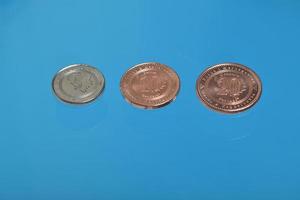 bosnio monedas aislado en azul antecedentes foto