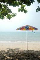 paraguas en el playa con mar y cielo fondo, Penang foto