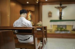 hombre cristiano pidiendo bendiciones de dios, hombre asiático orando a jesucristo foto