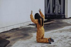 preso en concepto de túnica naranja, retrato de mujer asiática en uniformes de prisión sobre fondo blanco, foto
