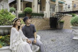 contento joven asiático Pareja viaje a antiguo pueblo Italia estilo,luna de miel parejas después matrimonio, turismo concepto foto