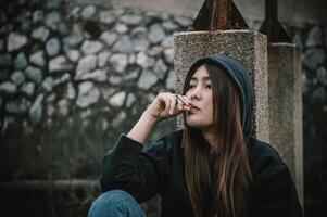 retrato de adicto fármaco asiático mujer alcoholica mujer concepto foto