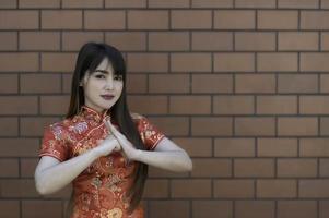 retrato hermosa asiático mujer en cheongsam vestido,tailandia gente feliz chino nuevo año concepto,feliz asiático dama en chino tradicional vestir foto