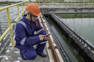 agua planta mantenimiento tecnicos, mecánico ingenieros cheque el controlar sistema a el agua tratamiento planta. foto