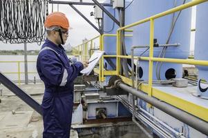 agua planta mantenimiento tecnicos, mecánico ingenieros cheque el controlar sistema a el agua tratamiento planta. foto