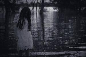 retrato de asiático mujer hacer arriba fantasma cara a el pantano, terror en agua escena, miedo a río, víspera de todos los santos cartel,tailandia personas foto