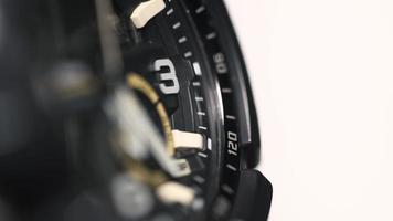 4k proche en haut vidéo de montre-bracelet isolé sur blanc Contexte video