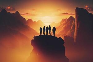 equipo éxito concepto foto, amigos en pie juntos en el parte superior de el colina, terminado hermosa montañas paisaje en oro puesta de sol ligero foto