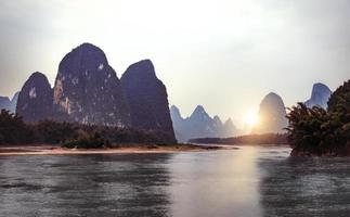 puesta de sol paisaje de Yangshuo en guilin, China foto