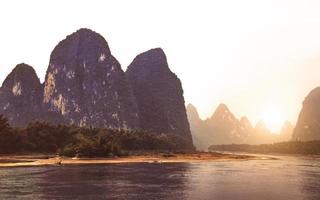 puesta de sol paisaje de Yangshuo en guilin, China foto