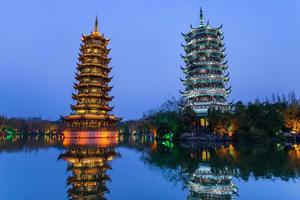 Dom y Luna pagodas en céntrico de guilin, Guangxi provincia, porcelana. foto