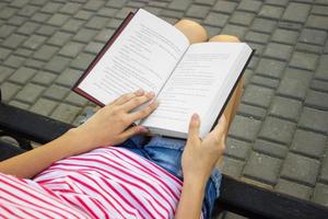 parte superior ver de un mujer leyendo un libro. foto