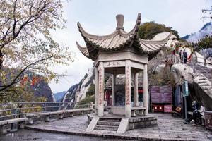 huashan, shaanxi, porcelana, oct 25, 2015-huashan montaña. el más alto de China cinco sagrado montañas, llamado el Oeste montaña, bien conocido para escarpado caminos y grandioso paisaje foto