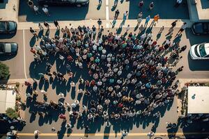 protestando multitud a ciudad calle. protestando personas de marcha a ciudad, aéreo vista. social problemas en sociedad. protesta activistas multitud con levantamiento puños y pancartas creado con generativo ai foto