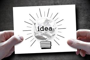 idea, creatividad concepto - humano manos participación pedazo de papel con bola de papel ligero bulbo foto