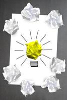 ligero bulbo icono hecho con estropeado papel - idea, creatividad concepto foto