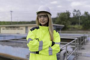 ingenieros ambientales trabajan en plantas de tratamiento de aguas residuales, ingeniería de suministro de agua que trabaja en plantas de reciclaje de agua para su reutilización foto