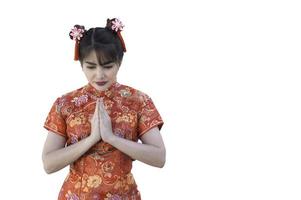 retrato hermosa mujer asiática en vestido cheongsam, gente de tailandia, concepto de feliz año nuevo chino, dama asiática feliz en vestido tradicional chino foto