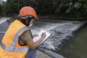 un avanzado eléctrico ingeniero inspecciona el eléctrico sistema de el abastecimiento de agua,mantenimiento técnicos para el controlar sistema de el aguas residuales tratamiento sistema foto