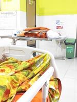 sidoarjo, jawa timur, Indonesia, 2023 - diálisis paciente acostado en el Mancha foto