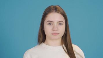 retrato de hermosa joven mujer. joven niña con rubio de colores ojos. retrato con grave cara joven mujer, confidente hermosa estilo de vida. video