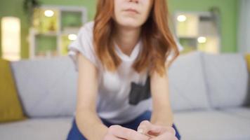 infeliz pensativo joven mujer pensando acerca de su enfermedad, pensando acerca de su soledad. video