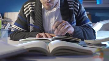 fermer de Sénior chercheur homme en train de lire livre, Faire recherche dans bibliothèque. chercheur homme travail dans bibliothèque pièce en retard soir. scientifique chercheur dans le bibliothèque. video