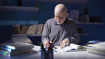 ricercatore, storico, maturo vecchio uomo fare storico ricerca. un' storico chi legge, traduce e scrive scientifico libri. video