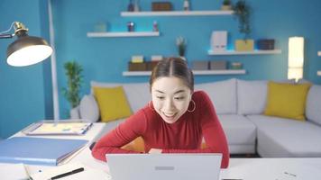joven asiático mujer viene a su mente mientras trabajando desde ordenador portátil y obtiene estresado y empieza a pensar. video