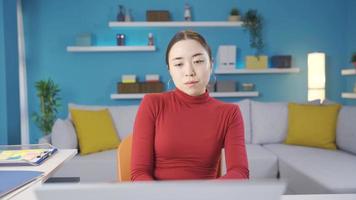 asiatique Jeune femme travail de Accueil perdu dans pensée à propos quoi à faire. mignonne asiatique femme travail dans Accueil Bureau est réfléchi à propos quoi à faire tandis que à travail. video