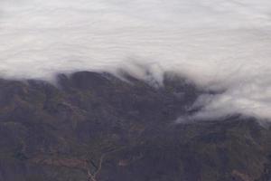 aéreo ver en nube frente en montañas foto