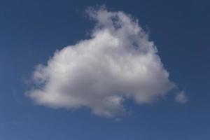 blanco mullido nube en un azul cielo foto