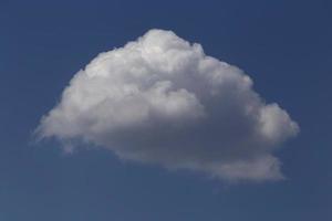 blanco mullido nube en un azul cielo foto