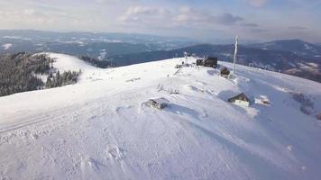 flyg över de forskning station på topp av karpater bergen täckt med snö. klar frostig väder video