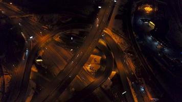 Aussicht von das Höhe zu das beleuchtet beschäftigt Straße und Nacht Stadt, mehrstöckig Häuser. Ukraine video